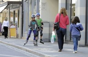 HUK-COBURG: Tipps für den Alltag / Nicht dem Rausch der Geschwindigkeit verfallen /  Neue StVO regelt Verhalten von Inlineskatern und Skateboardern im Fußgängerverkehr (mit Bild)