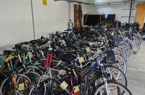 Polizeiinspektion Lüneburg/Lüchow-Dannenberg/Uelzen: POL-LG: ++ Nach Hinweis 50 Fahrräder in Uelzen sichergestellt ++ Kriminal- und Ermittlungsdienst sucht Eigentümerinnen und Eigentümer ++ Ermittlungen gegen 45-Jährigen ++