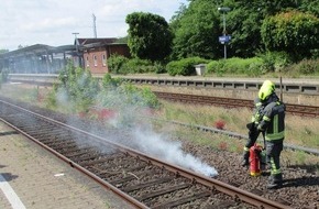 Bundespolizeiinspektion Flensburg: BPOL-FL: Husum - Brennende Zigarettenkippe löst Feuerwehreinsatz aus