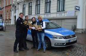 Polizeidirektion Flensburg: POL-FL: Flensburg - Teddybären für Kinder in Not - Lions Clubs unterstützen die Polizei mit Notfall- Teddys
