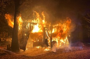 Kreisfeuerwehr Rotenburg (Wümme): FW-ROW: Unterstand mit landwirtschaftlichem Gerät abgebrannt