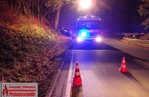 Feuerwehr Plettenberg: FW-PL: OT-Leinschede/Schlot. PKW fährt vor Baum. Sicherheitseinrichtungen funktionieren und setzen einen Notruf ab. Fahrer leicht verletzt.