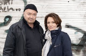 ZDF: "Ein starkes Team" im Licht der deutschen Wiedervereinigung / Drehstart der Folge "Berliner Häuser" des ZDF-Samstagskrimis (FOTO)
