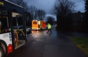 Kreispolizeibehörde Herford: POL-HF: Verkehrsunfall mit Personenschaden - Fußgänger an Gelenkbus will Straße überqueren