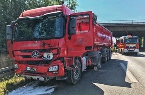 Feuerwehr Grevenbroich: FW Grevenbroich: Unfall mit zwei LKW auf A46 / Fahrer von Feuerwehr aus Sattelschlepper gehoben
