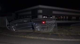 Polizei Hagen: POL-HA: 18-Jähriger durchfährt mit BMW Zaun in Hasper Gewerbegebiet