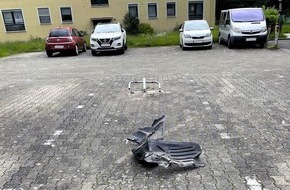 Polizeipräsidium Westpfalz: POL-PPWP: Bei Unfallflucht Teil des Unterbodens verloren
