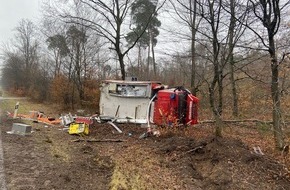 Polizeidirektion Landau: POL-PDLD: Kandel - Feuerwehrfahrzeug &uuml;berschl&auml;gt sich auf der L549