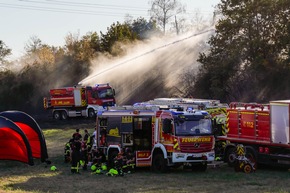 Feuerwehr MTK: Vegetationsbrand in Hattersheim nach rund 18 Stunden beendet - Brandwache musste in der Nacht weitere Brandnester ablöschen