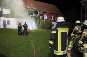 Freiwillige Feuerwehr Bad Salzuflen: FF Bad Salzuflen: Feuerwehr löscht Zimmerbrand in der Kolberger Straße / Mehrere Wohnungen müssen evakuiert werden. Verletzt wird niemand
