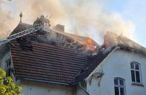 Freiwillige Feuerwehr Bad Segeberg: FW Bad Segeberg: Dachstuhlbrand in Altstadtvilla - 100 Einsatzkräfte im Einsatz