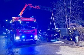 Feuerwehr M&uuml;nchen: FW-M: Aufwendige L&ouml;scharbeiten bei Pkw-Brand (Waldperlach)