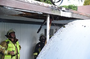 Freiwillige Feuerwehr Menden: FW Menden: Brand am Gebäude in Lendringsen