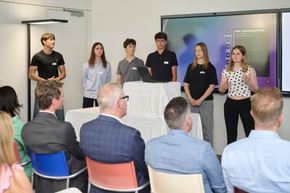 Bildungsminister Daniel Oehry und LIHK-Geschäftsführer Maximilian Rüdisser besuchen Wirtschaftswoche 2026 bei der INFICON AG