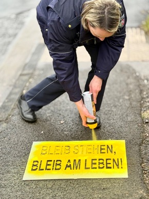 POL-SU: Auftakt der Präventionskampagne "BLEIB STEHEN, BLEIB AM LEBEN!" in Hennef