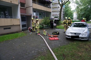 FW Ratingen: Feuer in Küche eines MFH - umsichtige Bewohner unverletzt - gute Reaktion hat Schlimmeres verhindert - bebildert