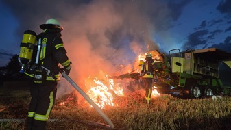 Freiwillige Feuerwehr Celle: FW Celle: Strohballenpresse brennt in Wietzenbruch