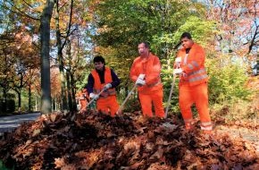 Verband kommunaler Unternehmen e.V. (VKU): Herbstsaison gestartet / VKU - Kommunale Unternehmen im Einsatz zur Laubbeseitigung (BILD)