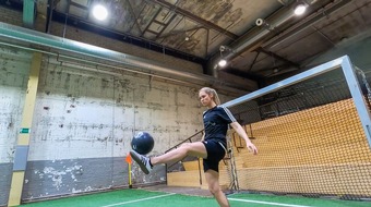 SAT.1: Knackt Nina aus Bergisch-Gladbach live in SAT.1 und auf Joyn den Weltrekord von Liverpool-Kicker Jamie Redknapp?