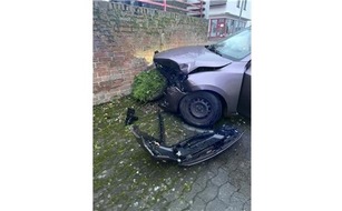 Polizei Minden-Lübbecke: POL-MI: Pkw kracht gegen Blumenkübel