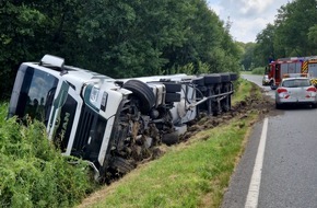 Polizeiinspektion Cuxhaven: POL-CUX: Sattelzug verunfallt auf der B71 zwischen Beverstedt und Kirwistedt - Fahrzeugf&uuml;hrer leicht verletzt - Vollsperrung (Foto im Anhang)