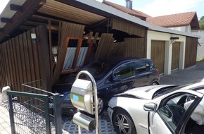 Polizeipräsidium Freiburg: POL-FR: Jestetten: Autofahrerin verwechselt Brems- mit dem Gaspedal - geparktes Auto wird in Holzschopf geschoben
