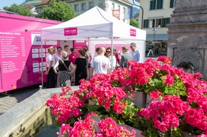 Brustkrebsfr&uuml;herkennung im Fokus: PINK CUBE heute in Stans auf dem Dorfplatz