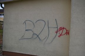 POL-HM: Presseinfo der Polizei Bad Pyrmont - Graffiti-Schmierereien an Grundschule und Küchenstudio