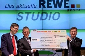 REWE Group: REWE Group übergibt 150.000 Euro Scheck zur "Rettung der Eisbären" an WWF / Eine Million Energiesparlampen bei Spendenaktion verkauft / Kampagne für EU-Umweltpreis nominiert