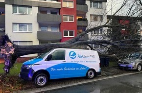 Feuerwehr Bochum: FW-BO: Winterunwetter Zoltan in Bochum: UMGESTÜRZTE BÄUME AUF AUTOS UND HÄUSER, STARKER REGEN UND GEWITTER