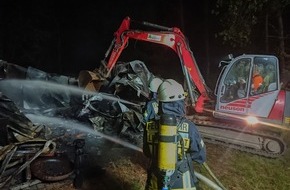 Feuerwehr Lennestadt: FW-OE: Hütte brennt in Waldgebiet - Stundenlanger Einsatz für die Feuerwehr