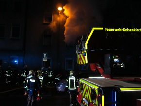 FW-GE: Feuer mit Menschenleben in Gefahr - 12 gerettete Personen bei Wohnungsbrand
