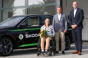 Olympiasiegerin Kristina Vogel fährt Rollstuhlfahrer-gerechten SKODA SUPERB
