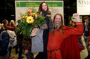 Messe Berlin GmbH: Grüne Woche 2016: 300.000. Besucherin auf den Arm genommen