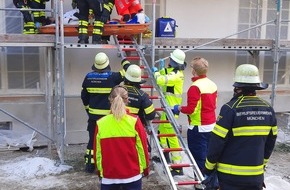 Feuerwehr München: FW-M: Unfall auf Baustelle (Solln)