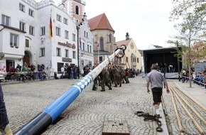 PIZ Heer: Panzerbrigade 12 packt an: Der Maibaum steht