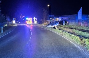 Polizei Bielefeld: POL-BI: Autorennen endet kopf&uuml;ber im Graben