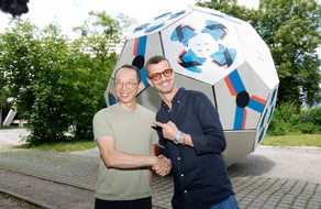 REKORD-INSTITUT f&uuml;r DEUTSCHLAND: Buntes Fu&szlig;ball-Fest mit erfolgreichem RID-Weltrekord &ndash; &acirc;&uml;M&uuml;nchen pr&auml;sentiert gr&ouml;&szlig;ten LEGO&reg; Fu&szlig;ball der Welt