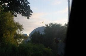 Polizeiinspektion Cuxhaven: POL-CUX: Demonstration von Aktivisten auf Gelände des Kernkraftwerks Unterweser + Aktivisten verlassen Gelände in Begleitung der Polizei + Kletterer befinden sich auf Kuppel in knapp 60 Meter Höhe (Bild als Download)