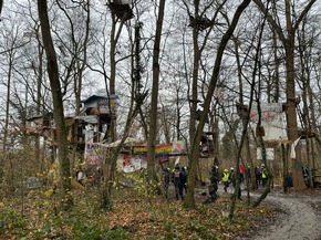 POL-FR: Freiburg: Einsatzmaßnahmen im Zusammenhang mit der Räumung einer besetzten Waldfläche - Person aus hilfloser Lage gerettet