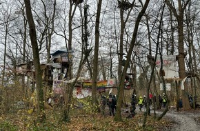 Polizeipräsidium Freiburg: POL-FR: Freiburg: Einsatzmaßnahmen im Zusammenhang mit der Räumung einer besetzten Waldfläche - Person aus hilfloser Lage gerettet