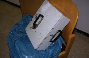 Polizeidirektion Göttingen: POL-GOE: (863/2006) Im Gebüsch gefunden - Geldkassette gibt Duderstädter Polizei Rätsel auf