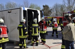 Freiwillige Feuerwehr Bedburg-Hau: FW-KLE: Freiwillige Feuerwehr Bedburg-Hau simuliert Busunfall mit 15 Verletzten