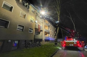 Feuerwehr Bergheim: FW Bergheim: Kellerbrand in Bergheim - Feuerwehr rettet Familie von Balkon