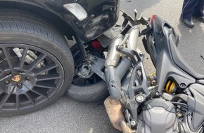 Polizei Rhein-Erft-Kreis: POL-REK: 230628-1: Motorradfahrerin bei Verkehrsunfall leicht verletzt