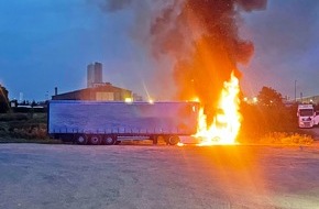 Feuerwehr Neuss: FW-NE: LKW in Vollbrand | Zugmaschine vollständig ausgebrannt