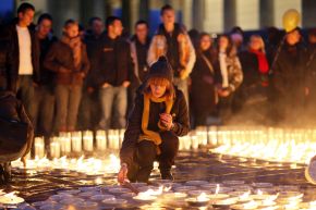 Amnesty: Lichter für die Menschenrechte / Rund 10.000 Kerzen am Brandenburger Tor zum Schutz der Menschenrechte entflammt