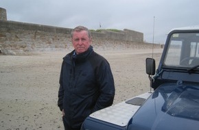 ZDF: "ZDF-History" über "Hitlers England" / Schauspieler und Historiker John Nettles führt durch den Film (FOTO)