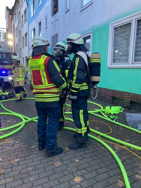 FW-EN: Zwei Verletzte nach Kellerbrand in Hattingen