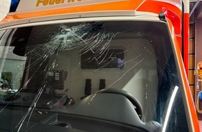 Kreispolizeibeh&ouml;rde Wesel: POL-WES: Moers - Unbekannte werfen Steine auf Rettungswagen